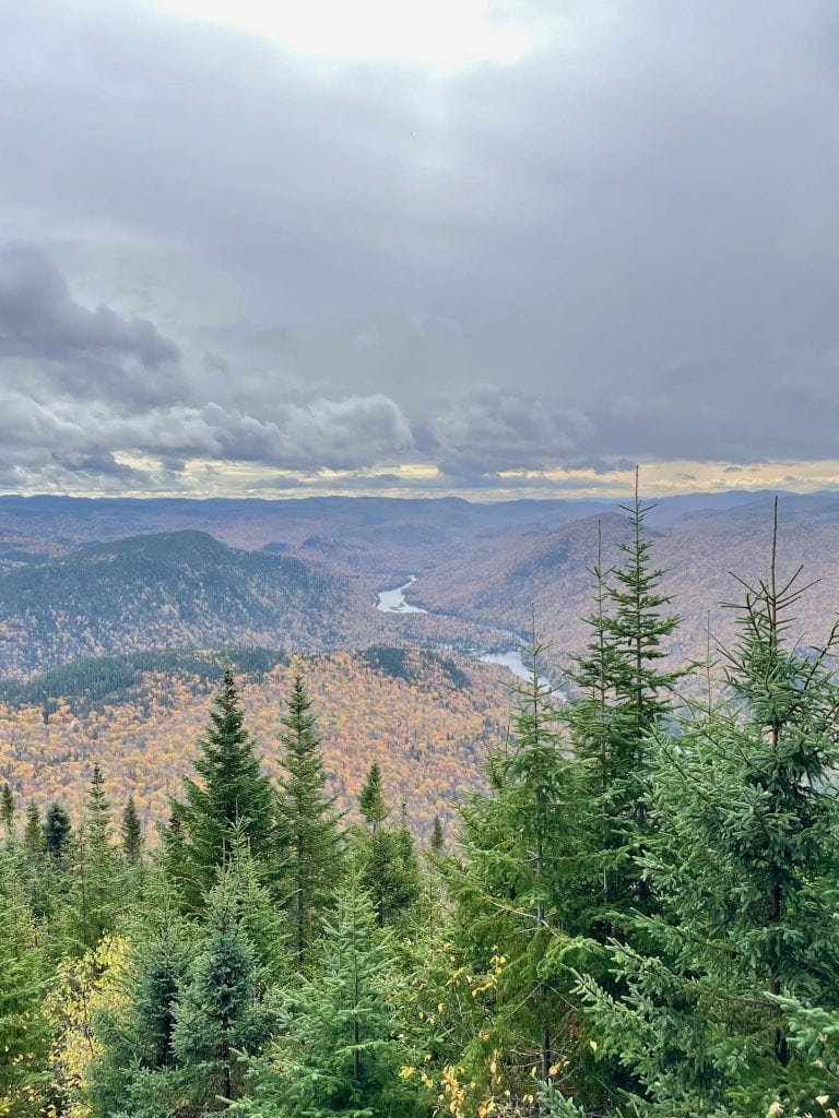Aussicht auf das Tal der Jacques-Cartier in Herbstfarben unter graubewölktem Himmel