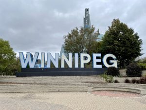Winnipeg Schriftzug in einem Park unter bewölktem Himmel