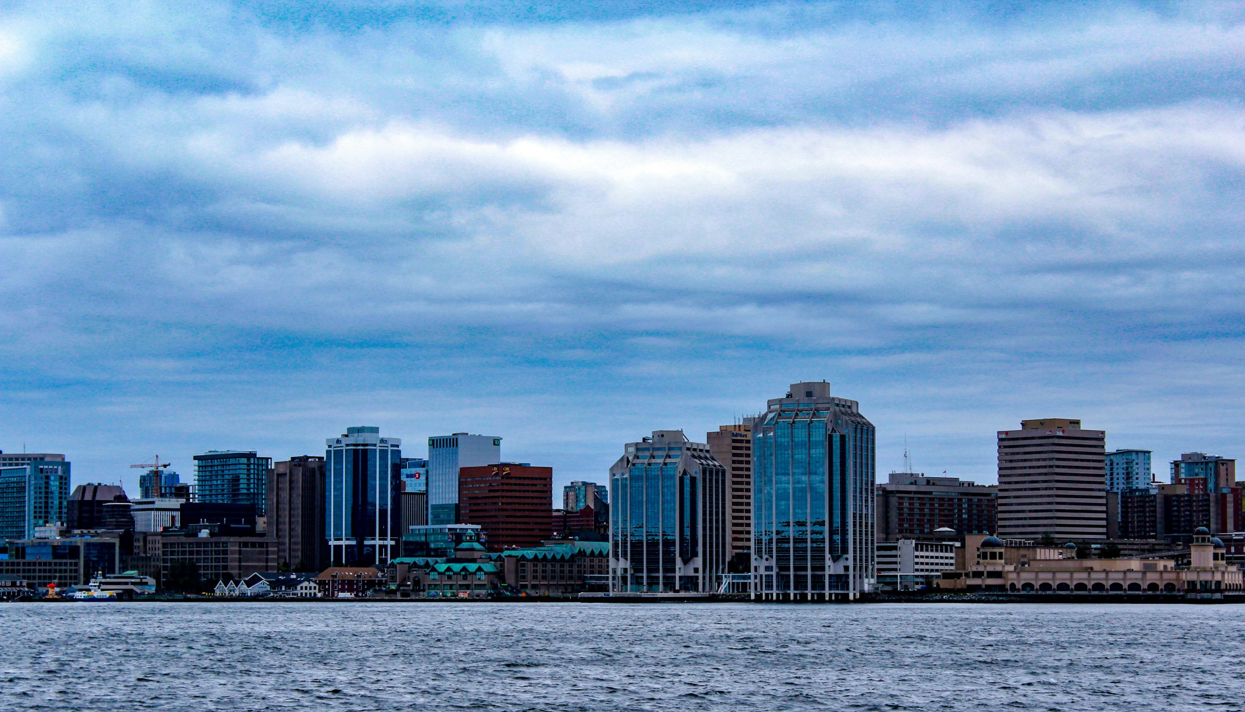 Niedrige Skyline von Halifax an der Küste unter bewölktem Himmel