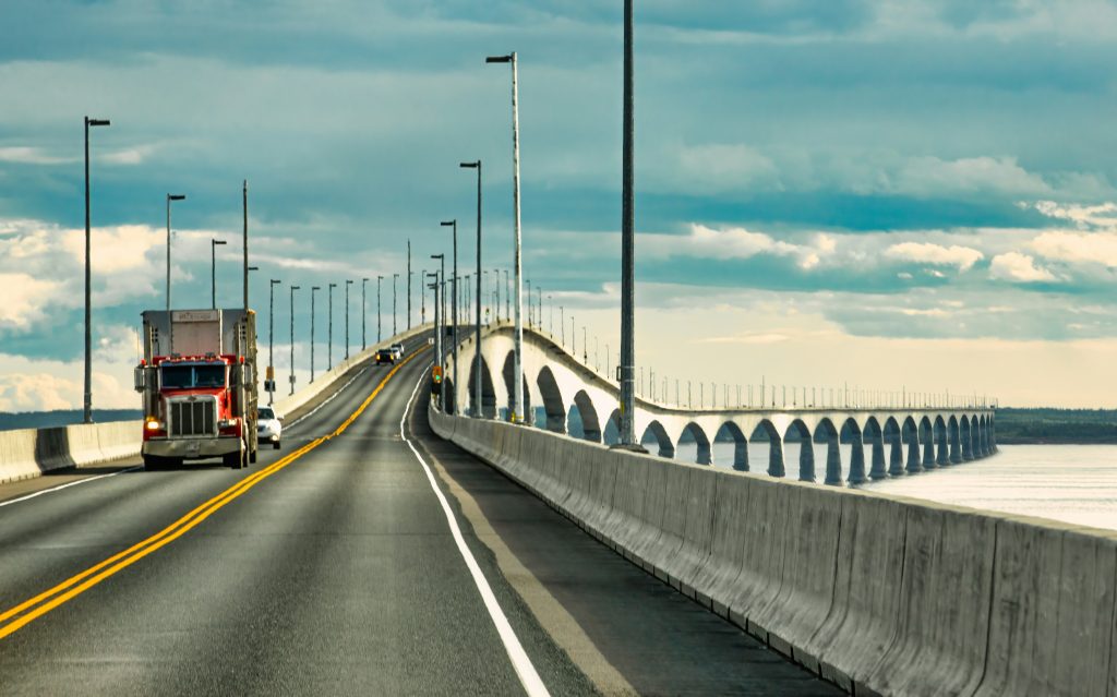 Mehrere kilometerlange Brücke überquert eine Meerenge 