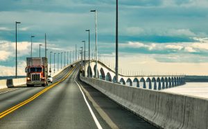 Mehrere kilometerlange Brücke überquert eine Meerenge
