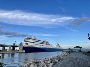 Hochsee-Fähre im Hafen unter blauem Himmel