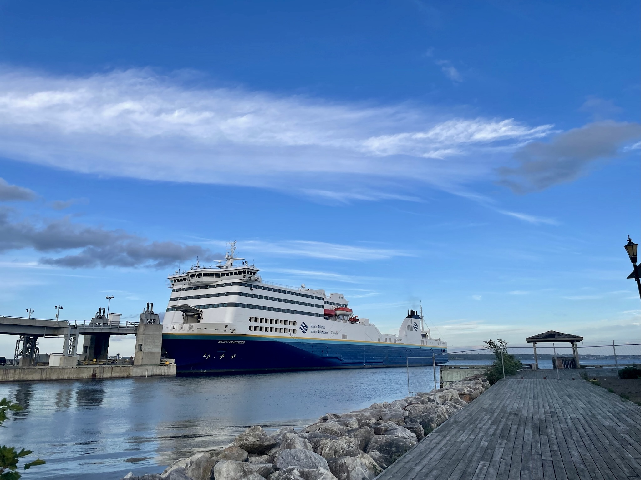 Hochsee-Fähre im Hafen unter blauem Himmel