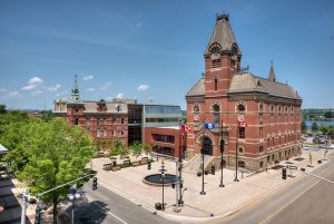 Rathaus von Fredericton mit Vorplatz unter blauem Himmel
