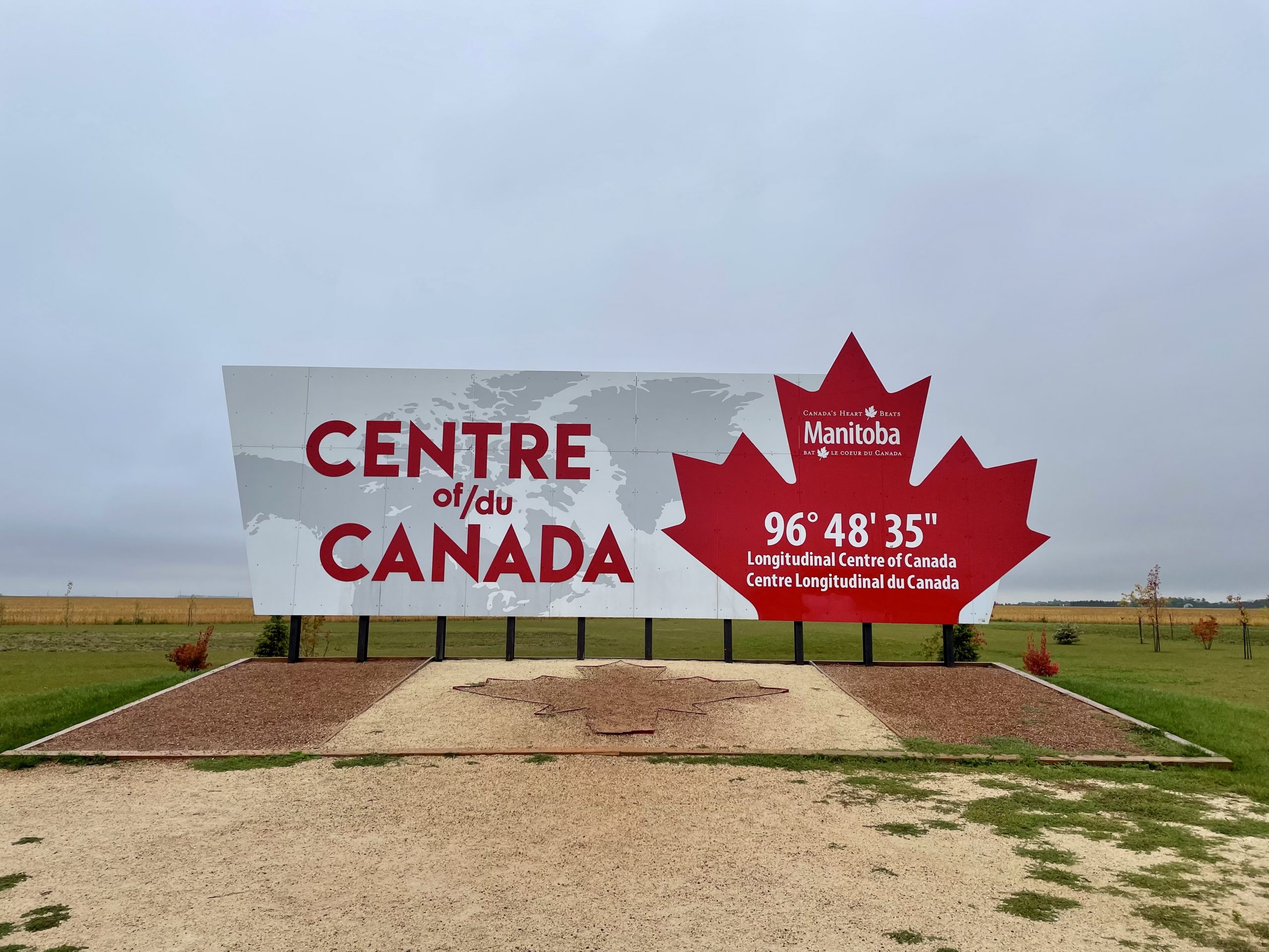 Großes Schild mit der roten Aufschrift Centre of Canada