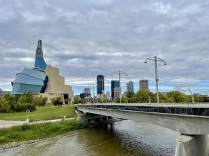 Das Canadian Museum of Human Rights vor der Skyline von Winnipeg.