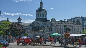 Rathaus Kingston an einem sonnigen Tag mit Marktständen auf dem Vorplatz
