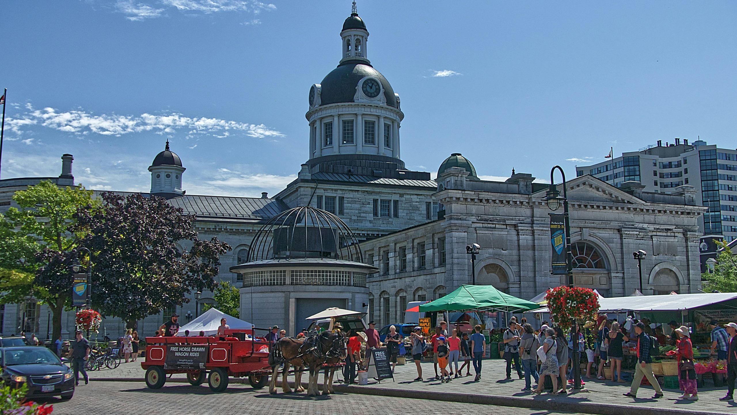 Rathaus Kingston an einem sonnigen Tag mit Marktständen auf dem Vorplatz