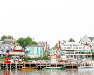 Uferpromenade mit bunten Häusern und Anlegesteg