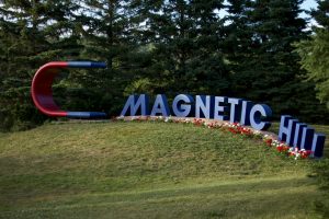 Magnetic Hill Schriftzug auf grünem Rasen