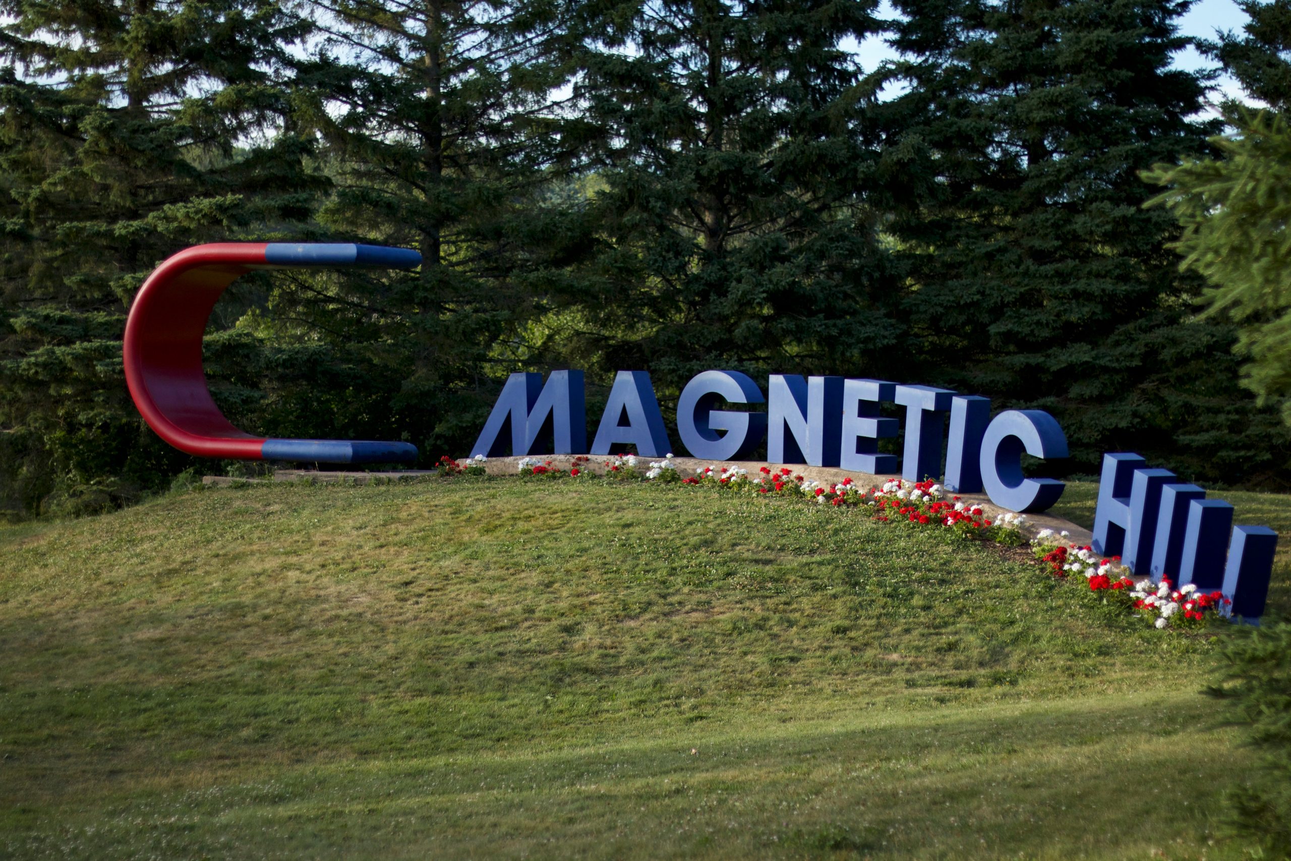 Magnetic Hill Schriftzug auf grünem Rasen