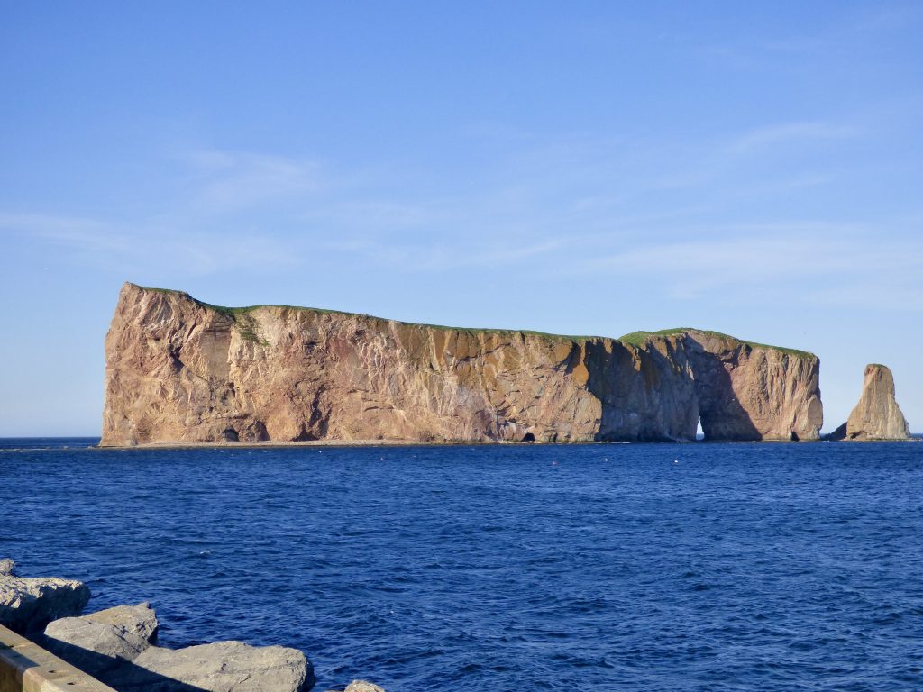 Großer Sandsteinfelsen im Meer