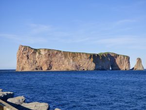 Großer Sandsteinfelsen im Meer