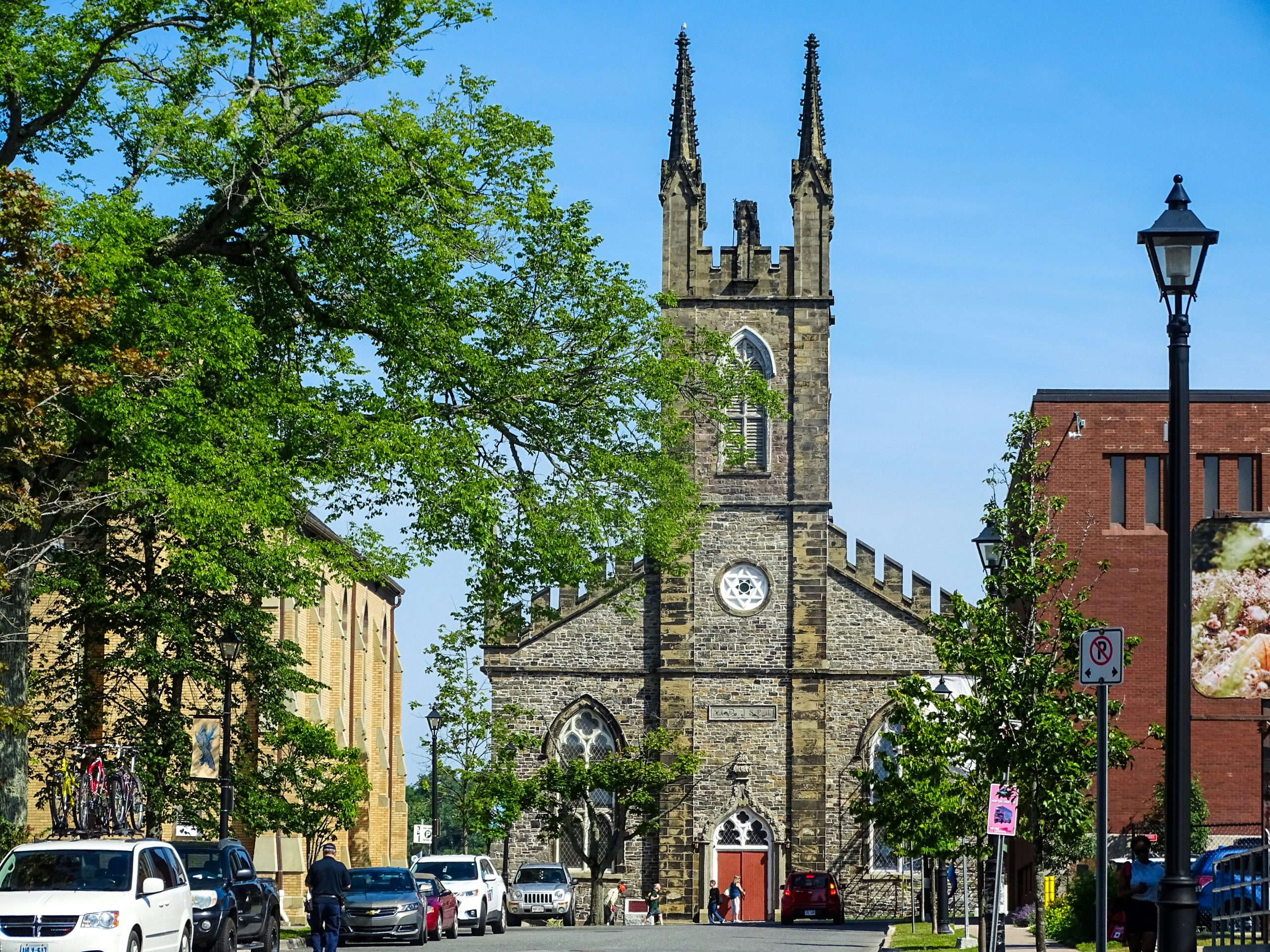 Blick auf gotische Kirchenfassade in Saint-John