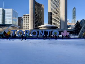 Eislaufbahn in Downtown Toronto mit Toronto Schriftzug