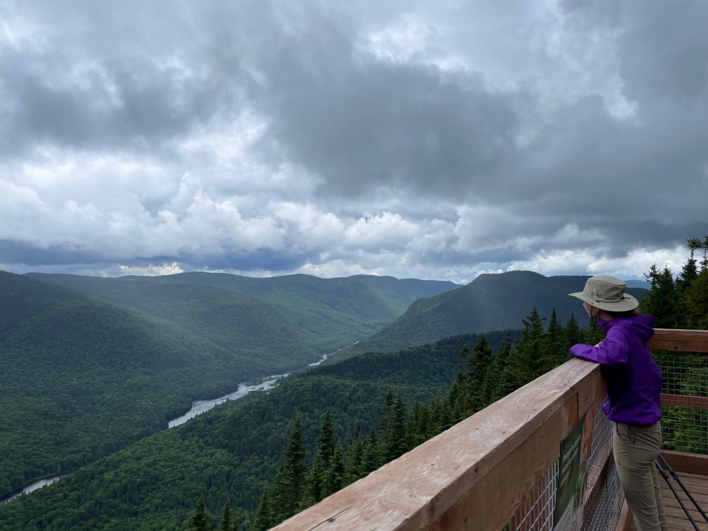 Frau schaut hinunter auf Tal des Jacques-Cartier