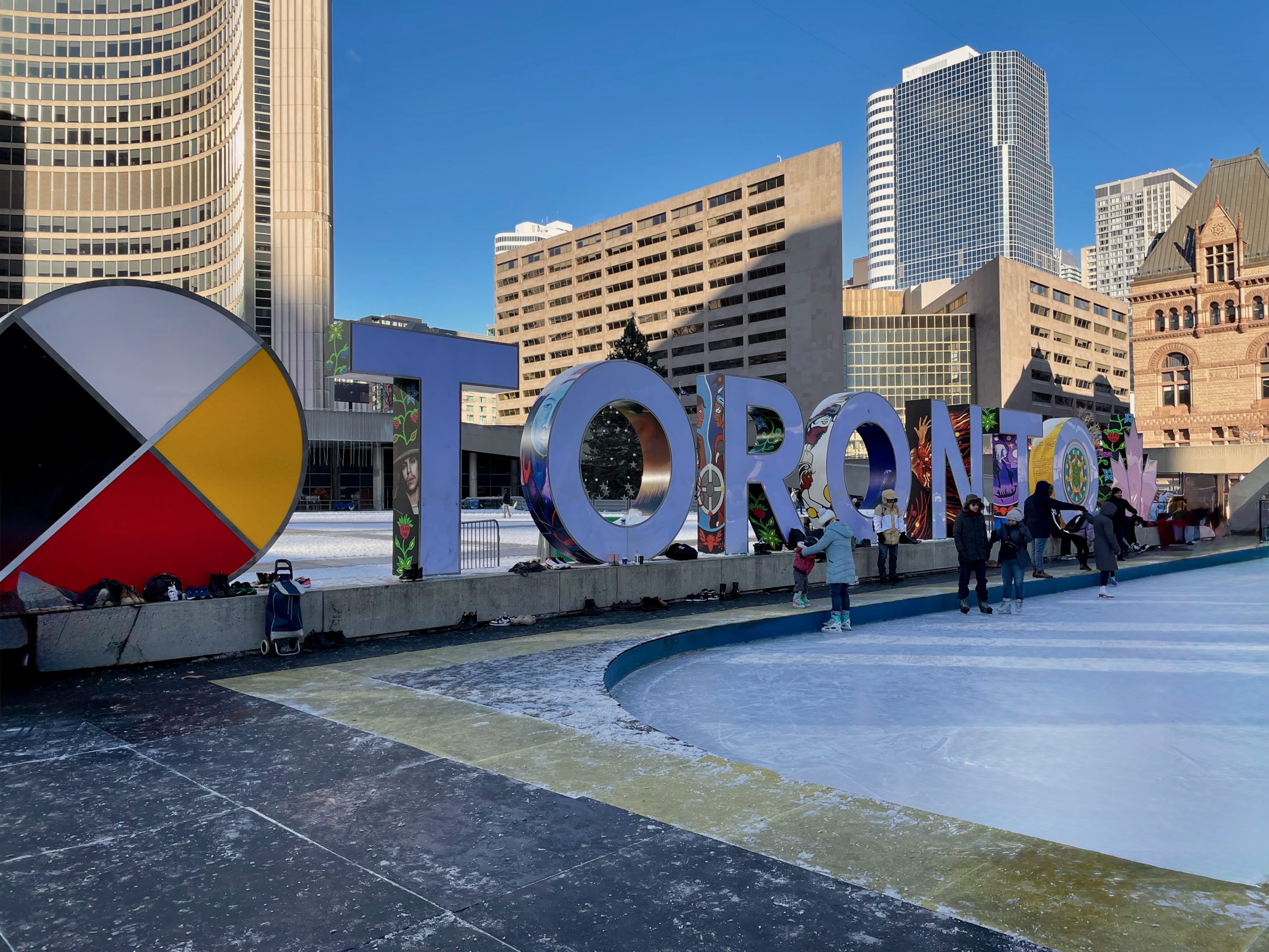 Toronto in großen Buchstaben am Rande einer Eislaufbahn