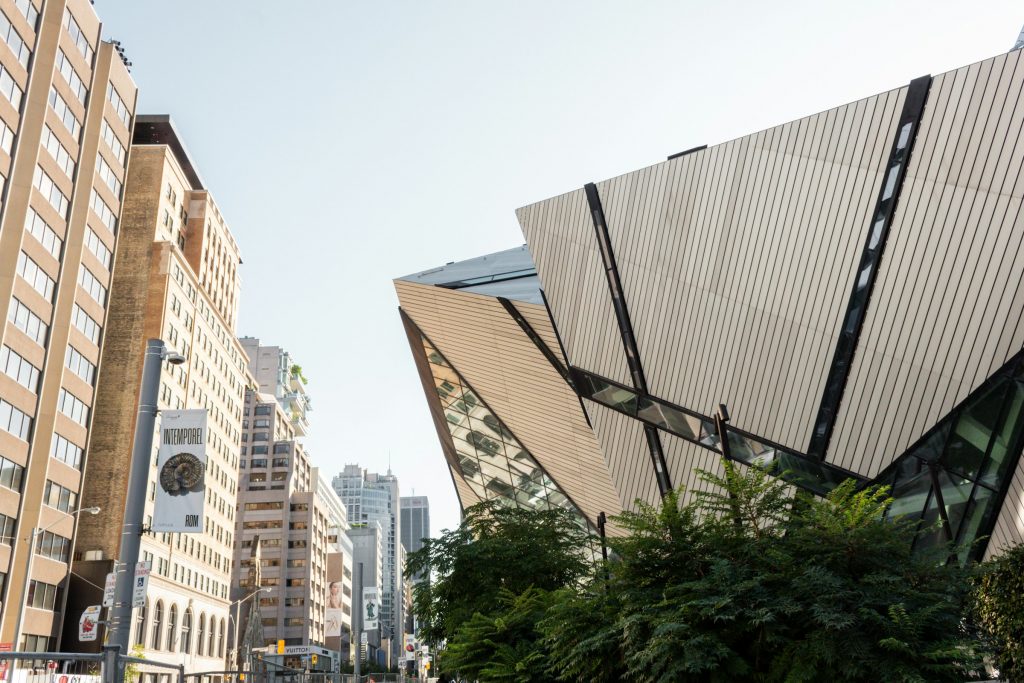 Modernes Gebäude mit ungewöhnlicher Architektur